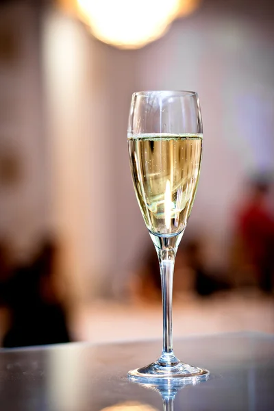Champagne glas op feestelijke tafel — Stockfoto