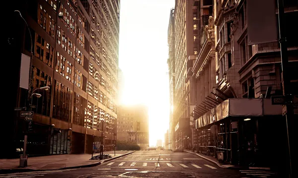 Absolut leere Straße in New York am frühen Morgen Stockbild