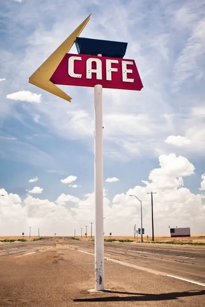 Kawiarnia znak przy zabytkowej trasie 66 w Teksasie. — Zdjęcie stockowe