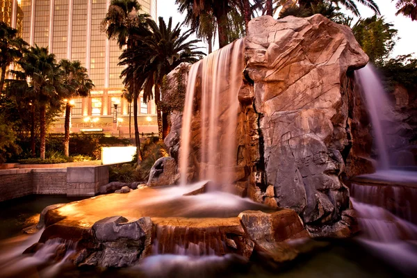 Sztuczny wodospad z palmami — Zdjęcie stockowe