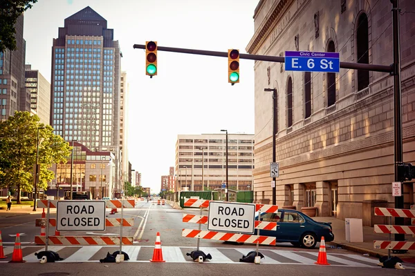 Road closed sign in Downtown Cleverland — Stock Photo, Image