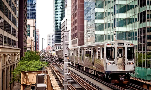 Zug fährt auf den Gleisen in Chicago — Stockfoto