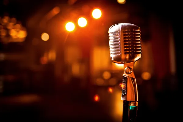 Retro-Mikrofon auf der Bühne Stockfoto