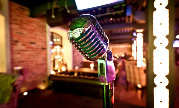 Microfone retrô no palco — Fotografia de Stock