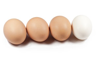 Üç bej yumurta ve bir beyaz yumurta