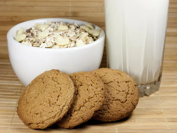 Vaso de leche, cereales y galletas —  Fotos de Stock