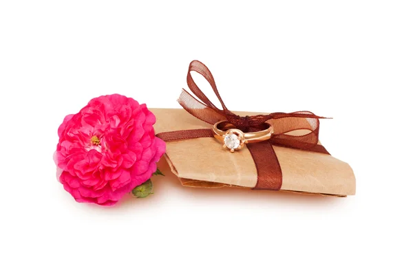 Snubní prsten, dopis a květina — Stock fotografie