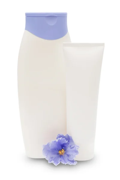 Kozmetik Şişeler ve mavi çiçek — Stok fotoğraf