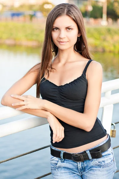 Hermosa joven en un puente — Foto de Stock
