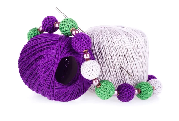 Два шара хлопчатобумажной вязальной пряжи с вязанием и вязанием ожерелья — стоковое фото