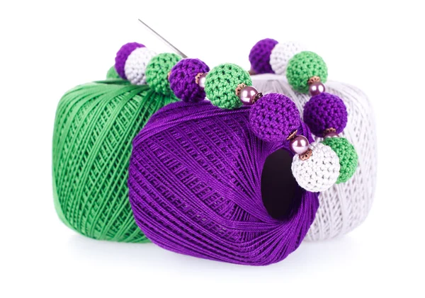 Trois boules de fil de coton tricoté avec crochet et collier tricoté — Photo