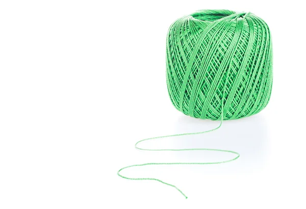 Зеленый клубок хлопчатобумажной пряжи с ниткой — стоковое фото