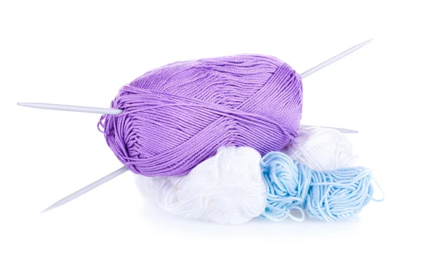 Knäuel aus violettem, blauem, weißem Garn und Nadeln — Stockfoto
