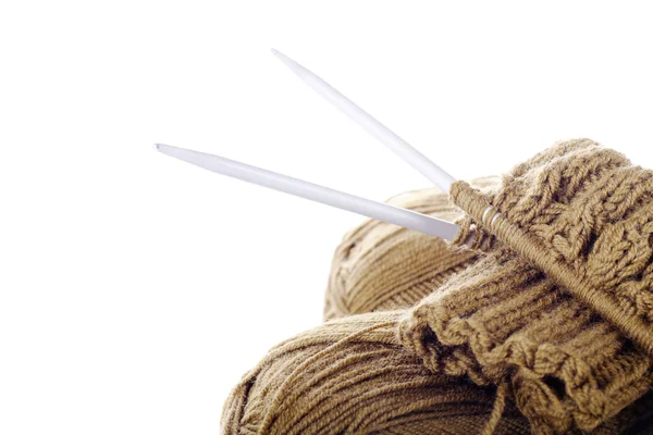 Épingles de fils, aiguilles et travaux de tricot — Photo