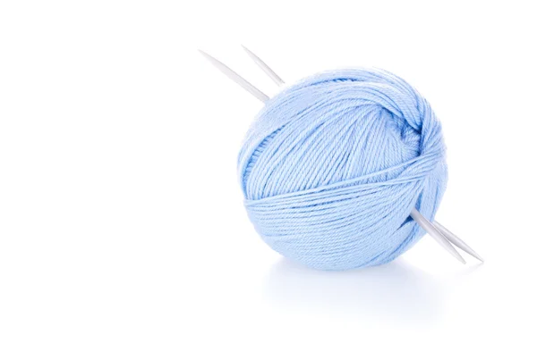 Blauwe bal van wollen garens met naalden — Stockfoto
