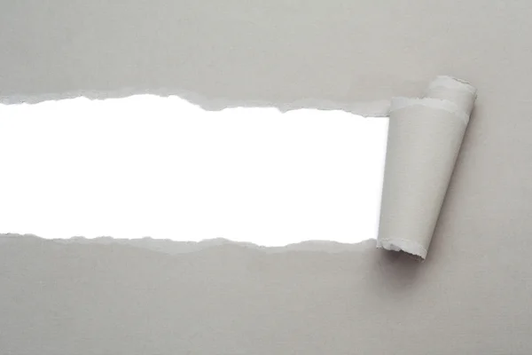Разорванная серая бумага с местом для текста — стоковое фото