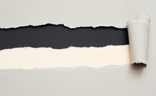 Papel cinzento rasgado com espaço de duas bandas para texto — Fotografia de Stock