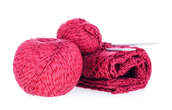 Красная пряжа, вязание и иголки — стоковое фото