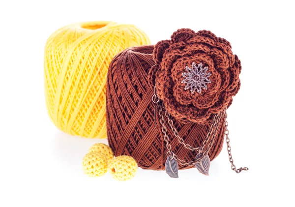 ブローチやビーズに糸を編み綿の 2 つのボール — ストック写真