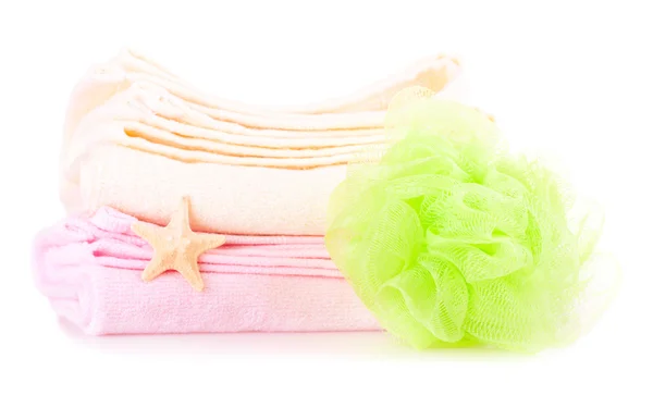 Duas toalhas, esponja de banho e estrela do mar — Fotografia de Stock