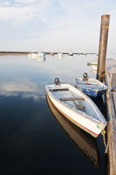 Лодки и пирс — стоковое фото