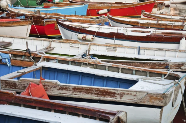 Кольорові човни — стокове фото
