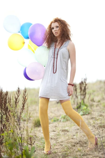 Vrouw met gekleurde ballons — Stockfoto