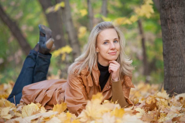 Girl on a walk in the autumn park — Stock Photo, Image