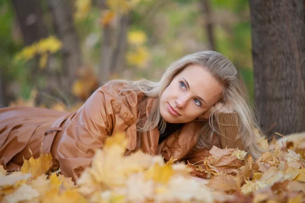Meisje op een wandeling in de herfst park — Stockfoto
