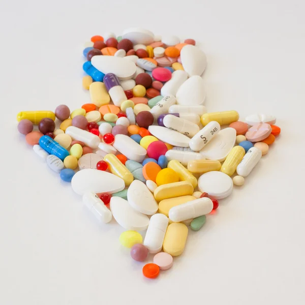 Wielobarwne tabletki na stole — Zdjęcie stockowe