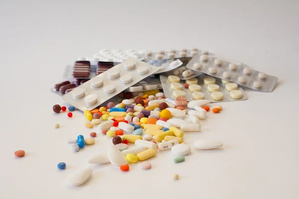 Pilules multicolores sur la table — Photo