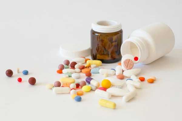 Pílulas multi-coloridas na mesa — Fotografia de Stock