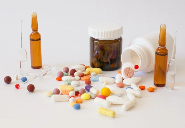 Разноцветные таблетки на столе — стоковое фото