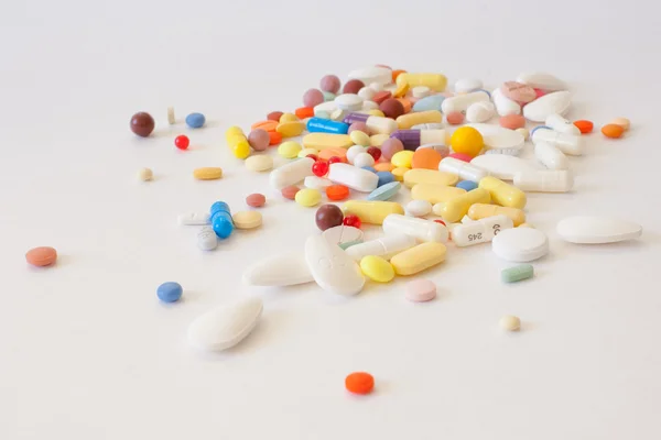 Разноцветные таблетки на столе — стоковое фото