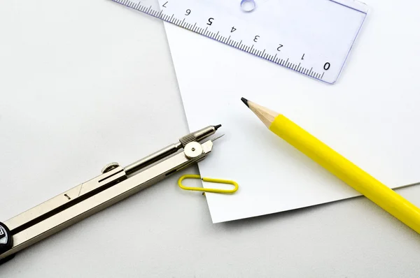 Leere Papierbögen, Lineal, Bleistift und Zirkel. — Stockfoto