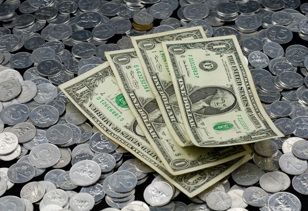 Flera dollar sedlar på mynt bakgrunden. — Stockfoto