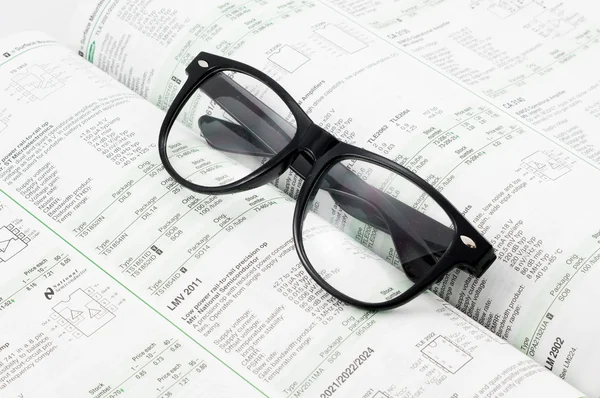 Glasögon och en bok — Stockfoto