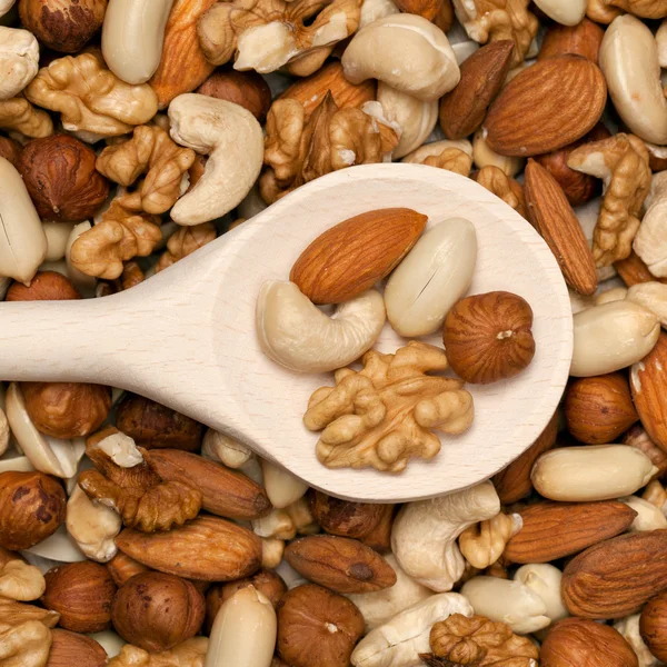 Орехи на ложке — стоковое фото