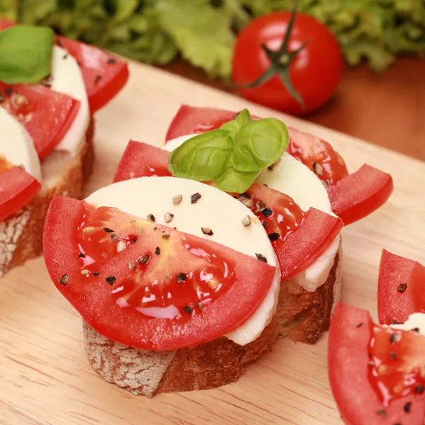 Fingerfood with mozzarella cheese and tomatos — Stock Photo, Image