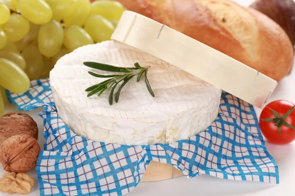 Natureza morta com queijo Camembert — Fotografia de Stock
