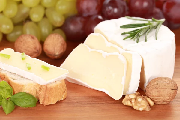 Natureza morta com queijo Camembert — Fotografia de Stock