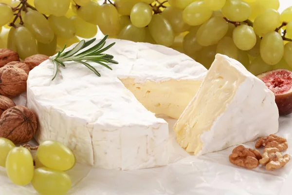 カマンベール チーズのある静物 — ストック写真