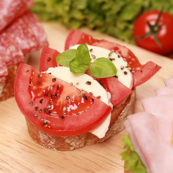Fingerfood com queijo mussarela e tomate — Fotografia de Stock