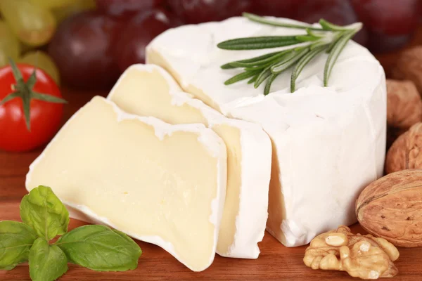 Bodegón con queso Camembert cortado en rodajas —  Fotos de Stock