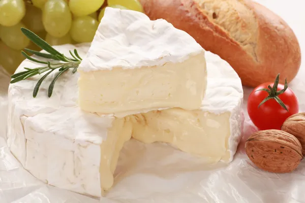Stillleben mit Camembert-Käse — Stockfoto