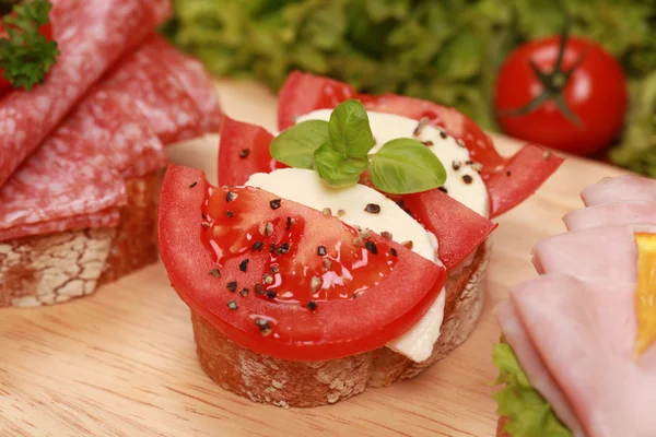 Fingerfood med tomater och mozzarella — Stockfoto