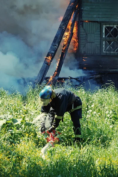 Пожежник на роботі — стокове фото