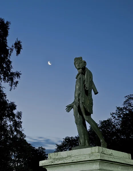 Статуя Аполло Бельведере ночью — стоковое фото