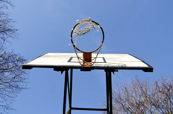 Placa de basquete com rede esfarrapada velha no aro — Fotografia de Stock