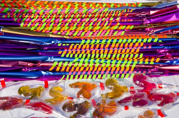 Dlouhé a lahodné bonbony s barevné papíry — Stock fotografie